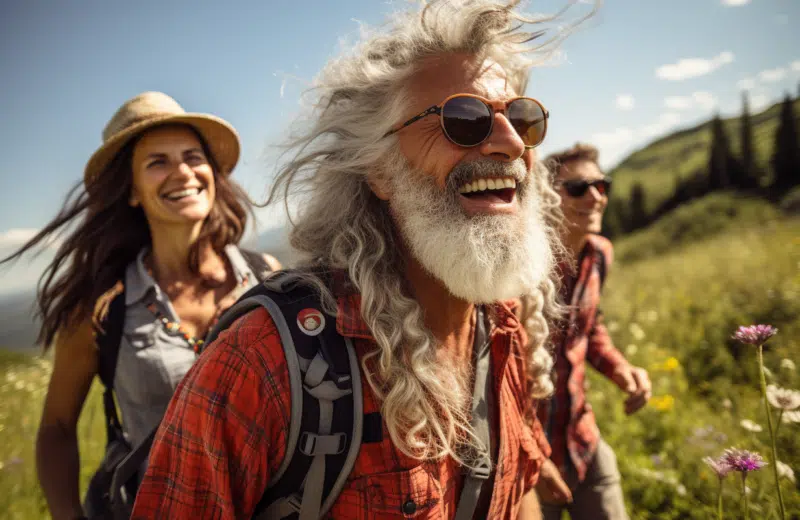 Randonnée pour seniors célibataires : rencontres et aventures en plein air