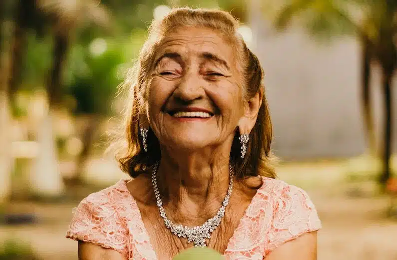 Une dame senior souriante