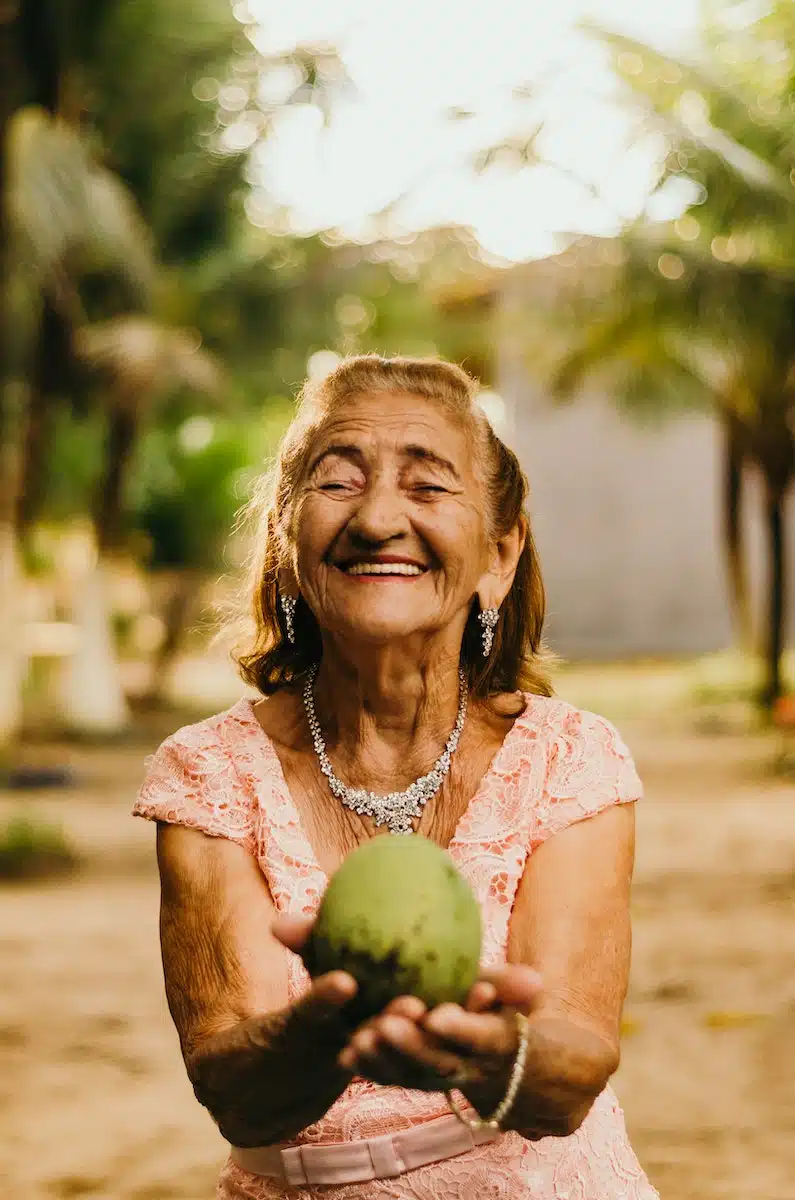 Une dame senior souriante