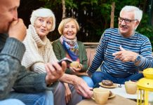 Idées d’activités enrichissantes pour maintenir un senior actif et épanoui
