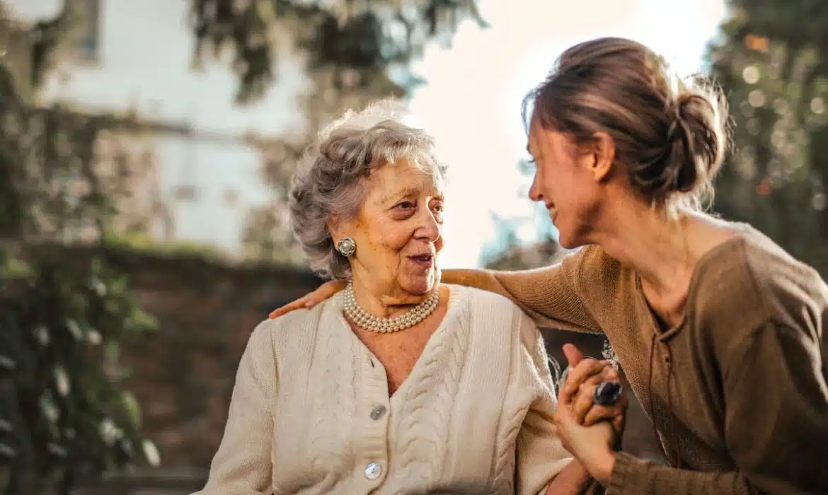 Comprendre et agir contre l’isolement chez les seniors : les solutions à disposition