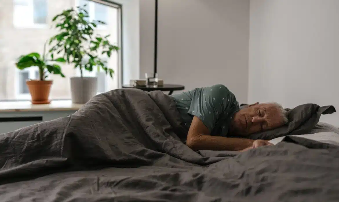 Les meilleurs types de matelas et oreillers pour un sommeil optimal chez les seniors