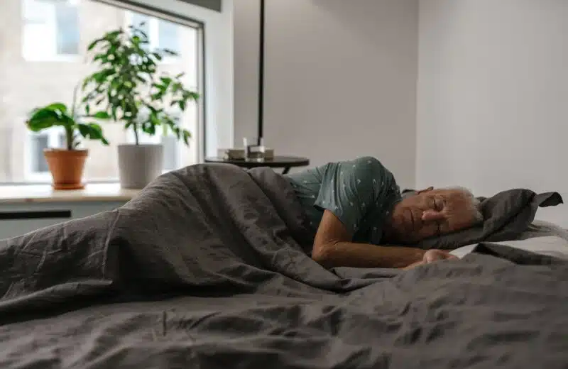 Les meilleurs types de matelas et oreillers pour un sommeil optimal chez les seniors