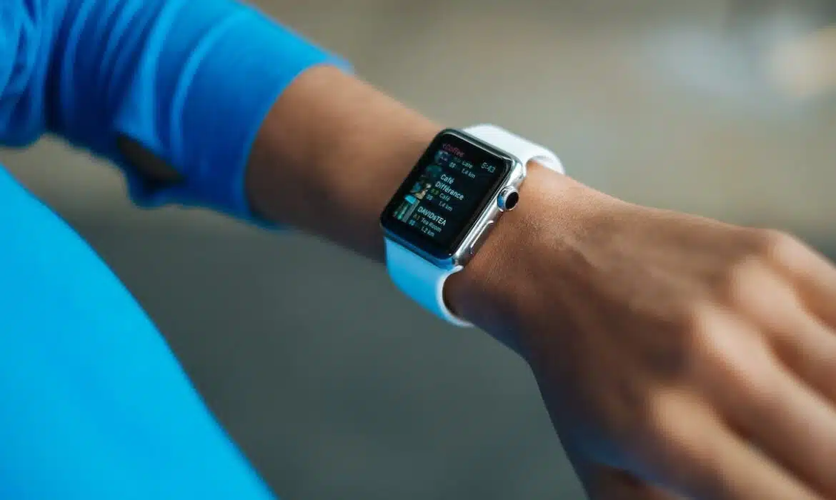 Les montres connectées pour les seniors : les bénéfices et les limites révélés