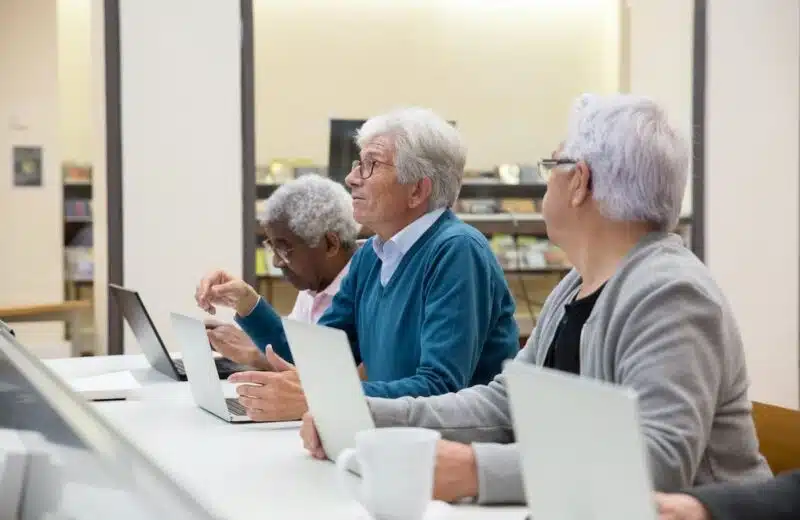 Les avantages des objets connectés pour les seniors : montres connectées, bracelets d’activité physique, téléassistance, etc