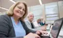 Les innovations technologiques pour faciliter la vie des seniors : applications et gadgets indispensables au quotidien
