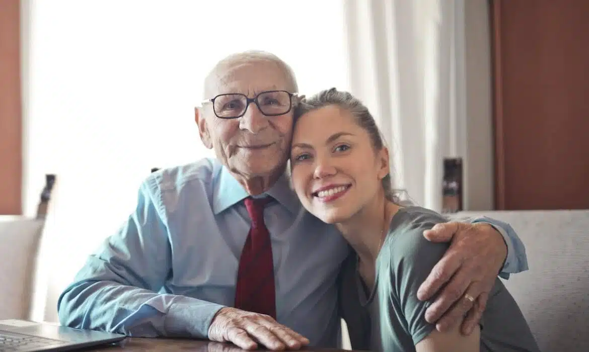 Les bénéfices de maintenir des liens sociaux avec d’autres personnes âgées