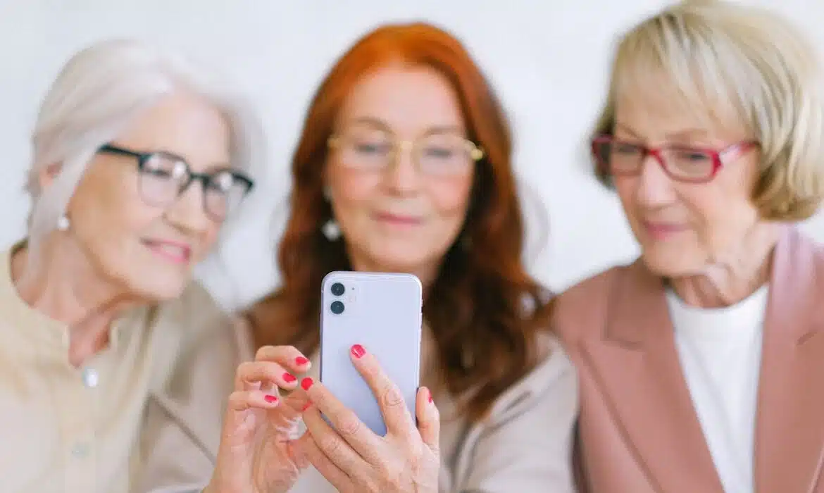 Les meilleures applications mobiles adaptées aux besoins des seniors