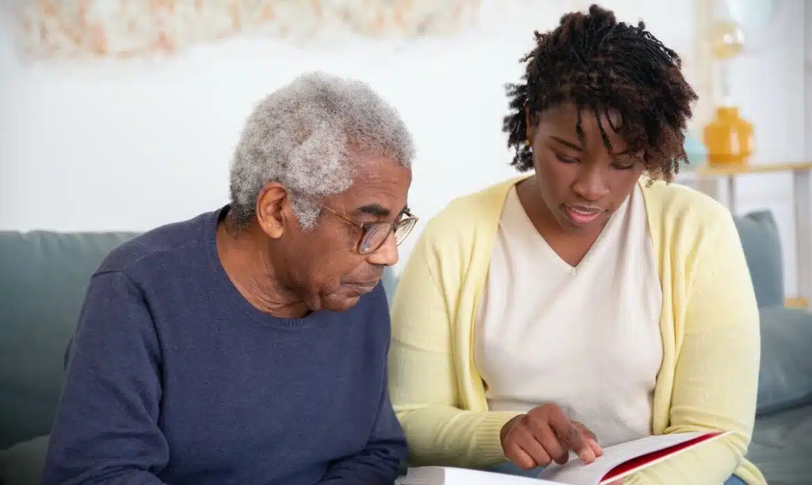 Maintenir une vie sociale active chez les seniors : Guide des activités adaptées