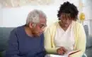 Maintenir une vie sociale active chez les seniors : Guide des activités adaptées