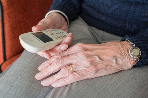 Comparatif des solutions de téléassistance les plus avancées pour personnes âgées en 2026