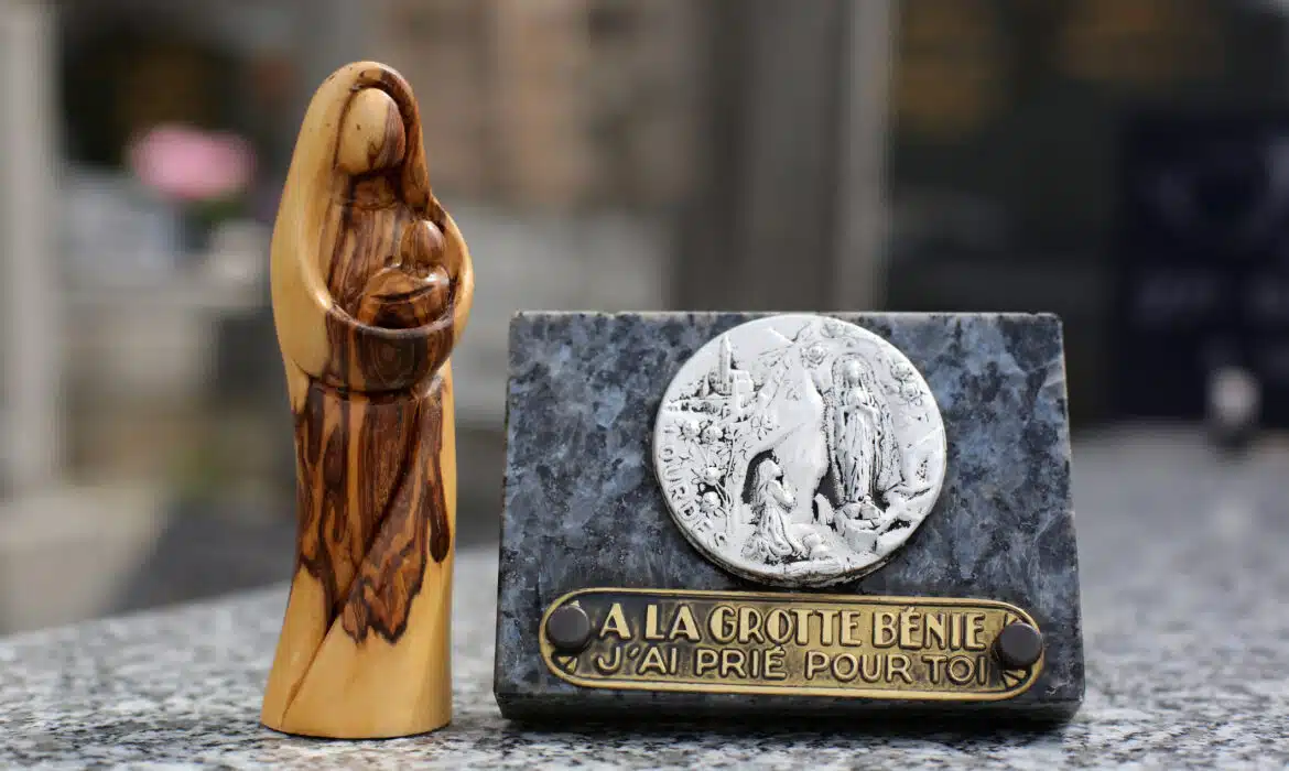 La gravure sur plaque, toujours aussi plébiscitée pour un dernier hommage à un proche