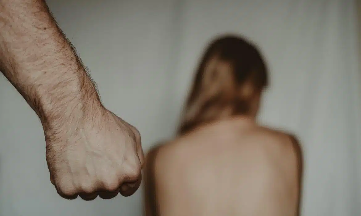 Les enjeux juridiques de la maltraitance des personnes âgées