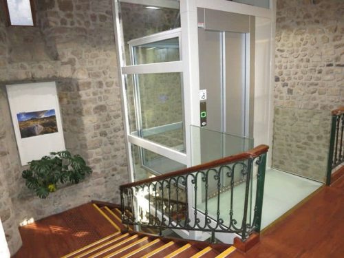 Favoriser la mobilité des personnes âgées avec un ascenseur de maison