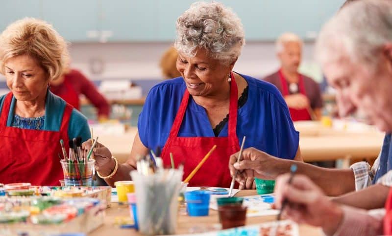L’art thérapie pour aider les seniors à garder un lien social