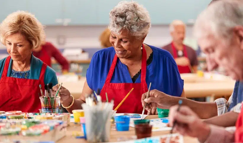 L’art thérapie pour aider les seniors à garder un lien social