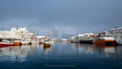 Paysages spectaculaires des îles Lofoten sous le soleil d'hiver