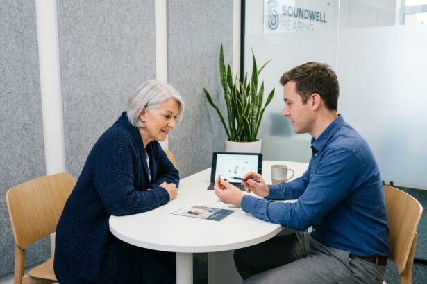 Femme senior en consultation avec un audiologiste dans un centre auditif moderne pour choisir une aide auditive adaptée