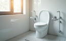 Réduire les risques de chutes aux toilettes : équipements essentiels à disposition