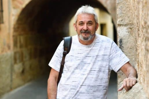 Homme de 50 ans montrant de l'intérêt en discutant avec une femme