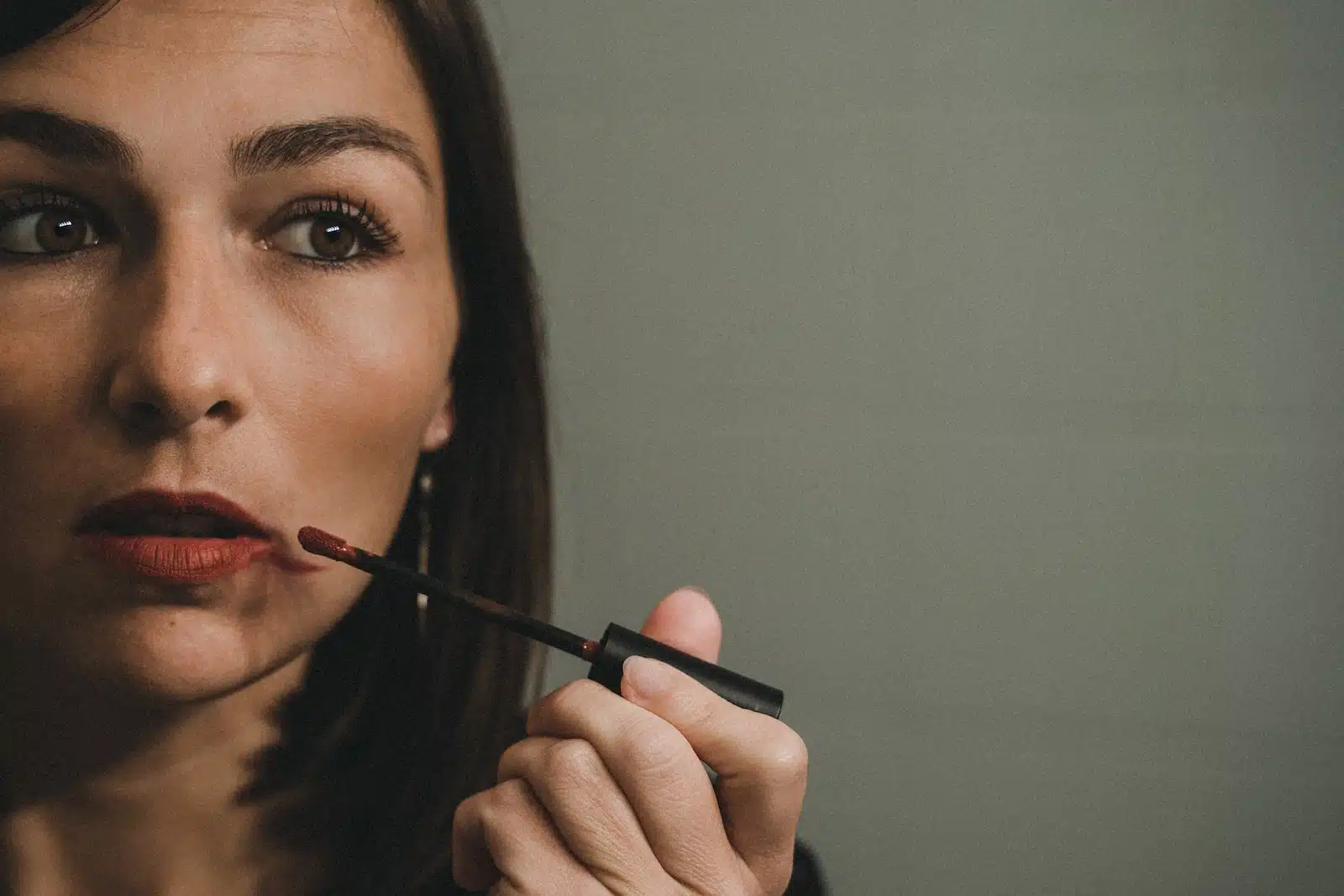 woman holding black pen and brown hair