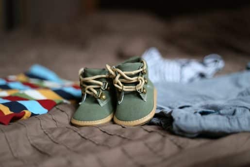 Chaussures de père et fils symbolisant la relation familiale